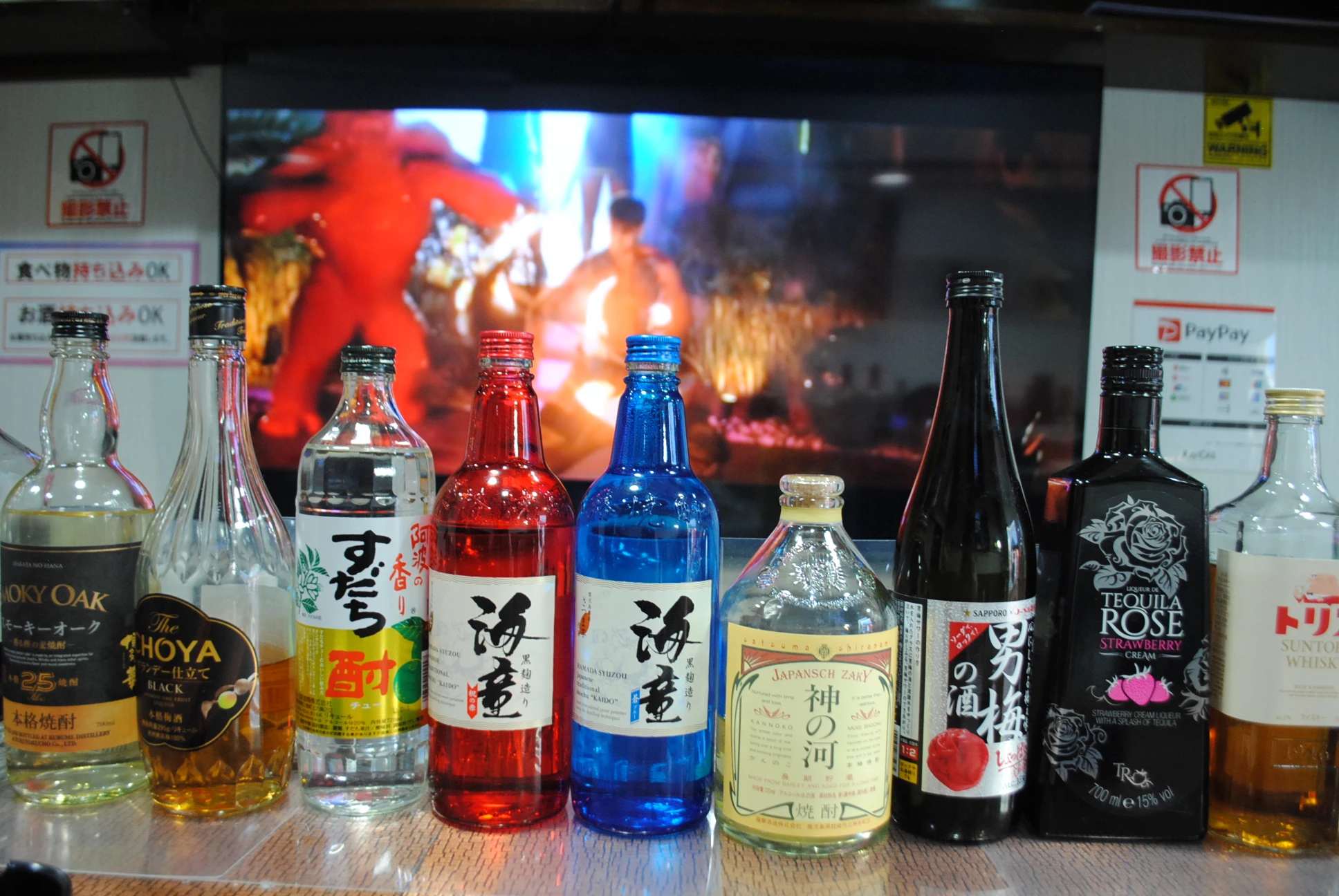 焼酎や梅酒などカラフルなボトルの数々